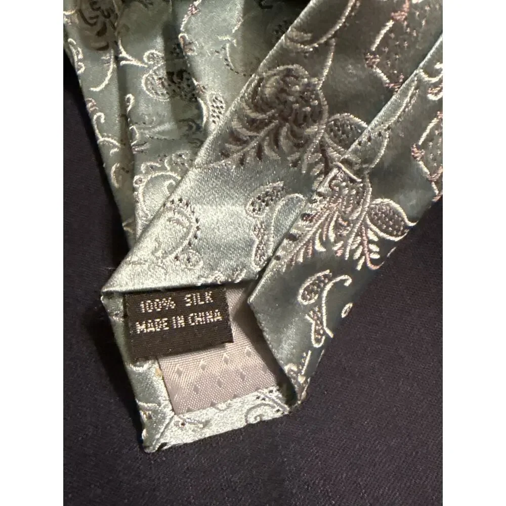 Chevalier‎ Light Blue 100% Silk Tie w/Floral Design